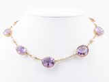 un collier orné de pierres violettes et de perles sur un mannequin blanc