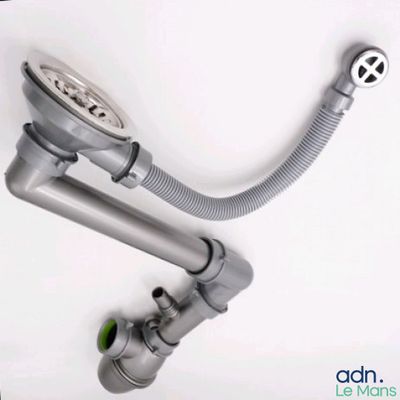 une photo d'une pomme de douche à laquelle est raccordé un tuyau