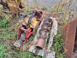 une vieille machine qui traîne dans l'herbe