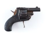 un gros plan d'un revolver posé sur une surface blanche, avec un fond blanc