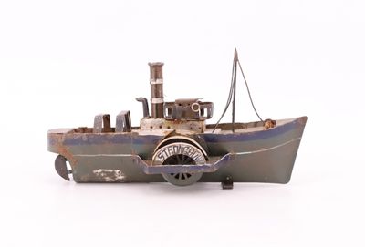 une petite maquette de bateau posée sur une surface blanche