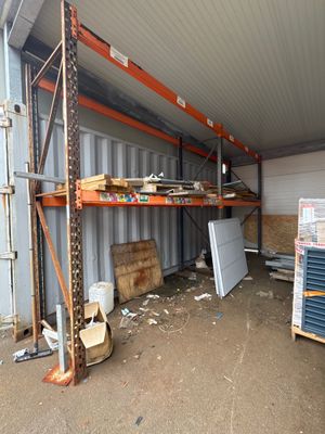 une pièce où il y a beaucoup d'étagères et de cartons