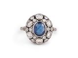 une bague à grappes de saphirs et de diamants