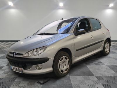 la photo d'une voiture argentée garée dans un garage
