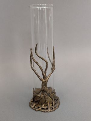 un vase en verre orné d'un motif métallique