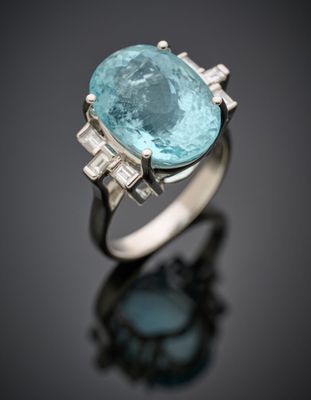 BAGUE en or gris (750°/°°) serti d'une aigue-marine ovale, é…