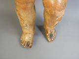 un gros plan sur les pieds d'une statue représentant une personne