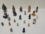 de nombreuses figurines d'animaux et d'oiseaux sur la table