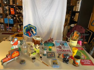 une table sur laquelle sont posés de nombreux jouets et livres