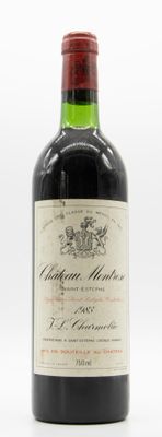 gros plan d'une bouteille de vin sur une surface blanche