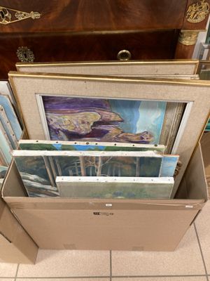 une boîte posée par terre, contenant des images