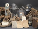 une photo montrant un ensemble de vieux masques à gaz et d'autres objets