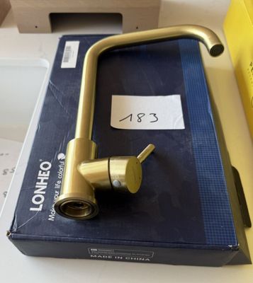 un robinet en laiton posé sur une boîte