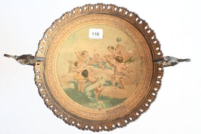 une assiette décorée d'une peinture, accrochée au mur