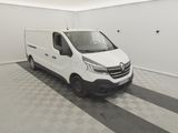 la photo d'une camionnette blanche garée dans un garage