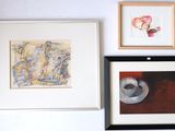 une photo d'une photo représentant une tasse à café et une photo d'un vase accroché au mur