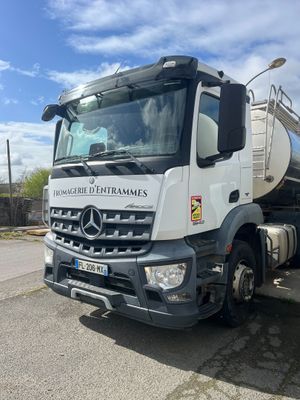 un camion blanc garé sur le bord de la route