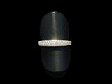 gros plan d'une bague avec des diamants sur une surface noire