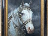 une peinture à l'huile représentant un cheval blanc, dans un cadre doré
