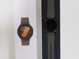 une boîte avec une montre à l'intérieur sur une table