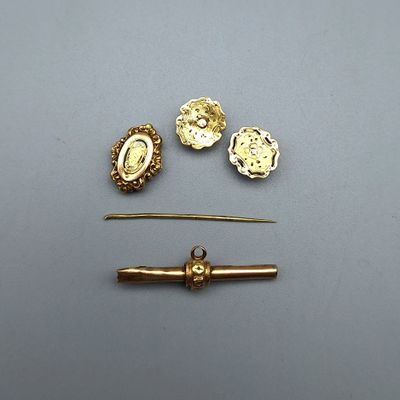 un gros plan sur un morceau de métal avec une épingle et d'autres objets