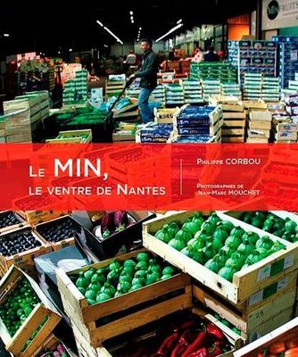 de nombreuses caisses de fruits et légumes exposées dans un magasin
