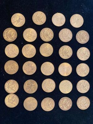 un gros plan sur un groupe de pièces d'or posées sur une surface noire