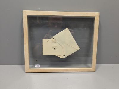 une image représentant une photo d'une feuille de papier dans un cadre en bois