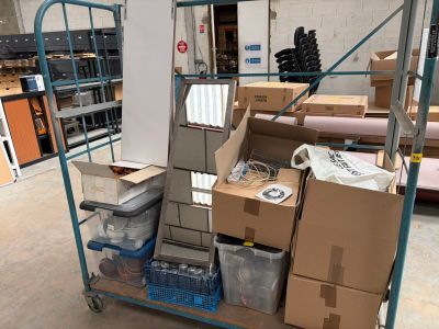 un chariot chargé de nombreuses caisses dans un entrepôt