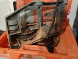 une petite boîte à outils orange contenant des outils