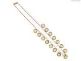un gros plan sur un collier en or orné de nombreuses pierres