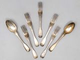 six fourchettes et cuillères sont disposées en cercle sur une table