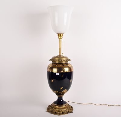 une lampe posée sur une table blanche