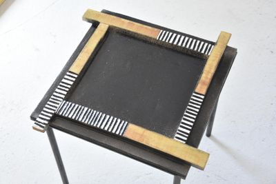 une petite table ornée d'un motif en noir et blanc