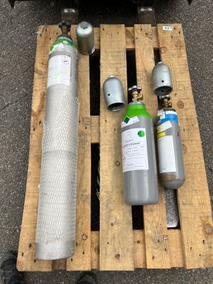 M31: lot de 3 bouteilles Gaz dont N2 02 , vide