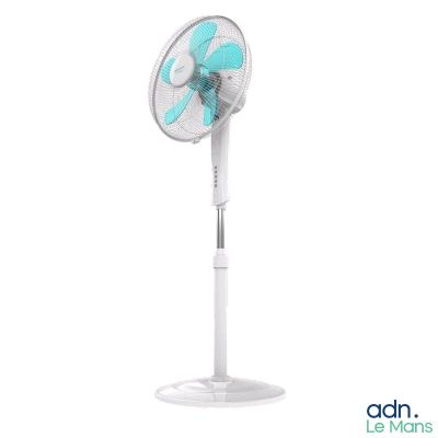 gros plan d'un ventilateur sur un support sur fond blanc