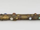une image représentant un stylo posé sur une surface blanche
