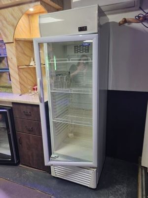 un réfrigérateur avec une porte en verre dans une cuisine
