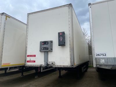trois camions blancs garés côte à côte sur un parking