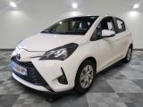 La Toyota Yaris est garée dans une salle blanche dont le sol est à carreaux.