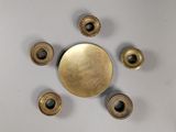 une horloge accrochée au mur, dotée de quatre boutons différents