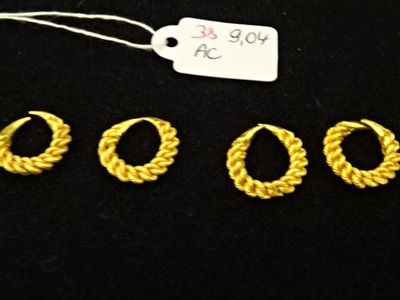 Deux paires de boucles d'oreilles en or 750‰. - Photo 1