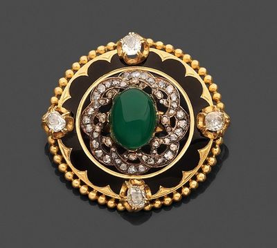 une broche en émeraude et diamants
