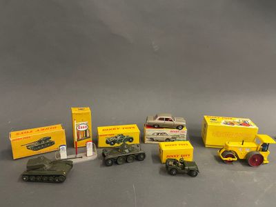 un grand nombre de véhicules-jouets posés sur une table