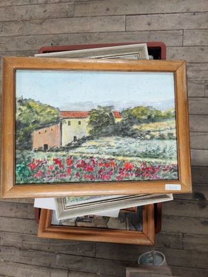 une photo d'un tableau représentant une maison, posé sur une étagère