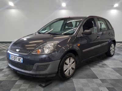 une photo d'une Ford Fiesta grise garée dans un garage
