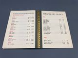 une photo d'un menu de restaurant posé sur une table