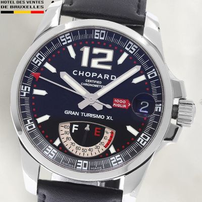 gros plan d'une montre-bracelet avec un bracelet noir