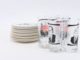 une pile d'assiettes et de verres sur lesquels figure l'image d'un homme