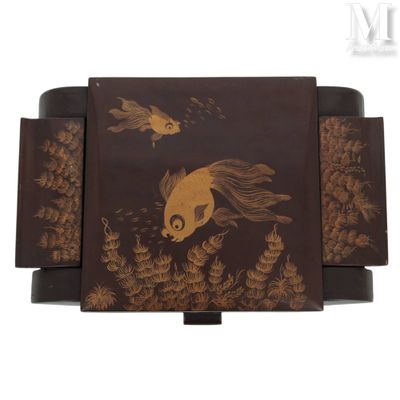 un poisson marron et doré sur un fond noir et blanc